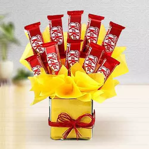 Deliver Arrangement of Kitkat Chocolates in Glass Vase