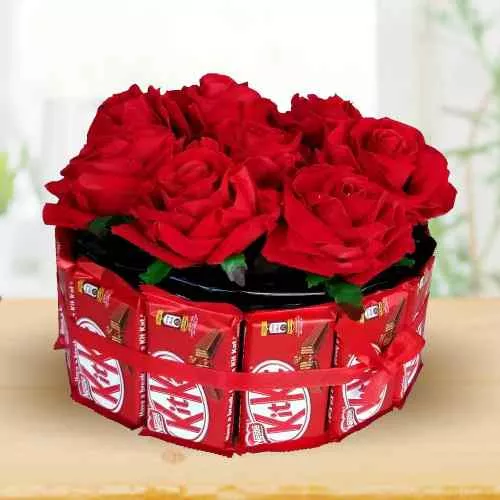 Wonderful Arrangement of Kitkat with Red Roses