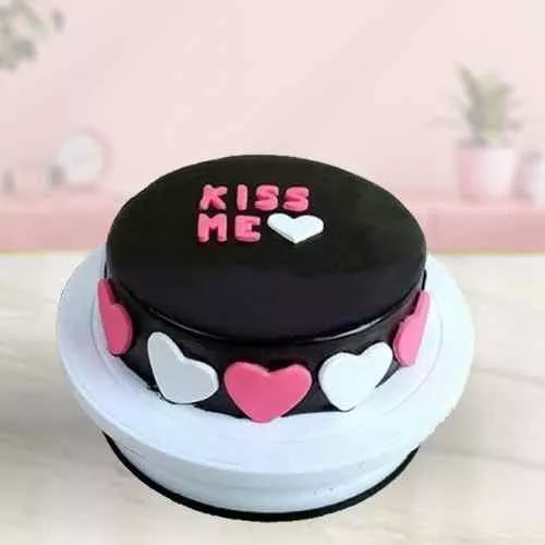 Indulgent Happy Kiss Day Fondant Cake in Chocolate Flavor