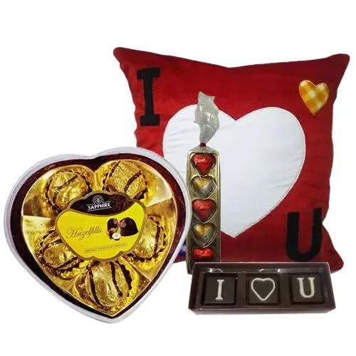 Wonderful Personalized Hearty Delight Gift Combo for Girlfriend