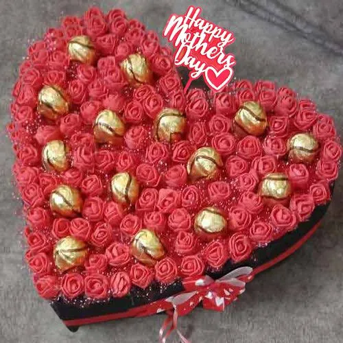 Breathtaking Sapphire Hazelfills Chocolate N Art Rose Heart Bed with Moms Day Topper