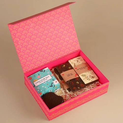 Alluring V-Day Hamper of Chocolates with Greetings Card