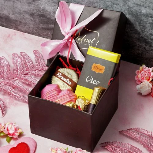 Exquisite Hamper of Chocolaty Treats for Mom