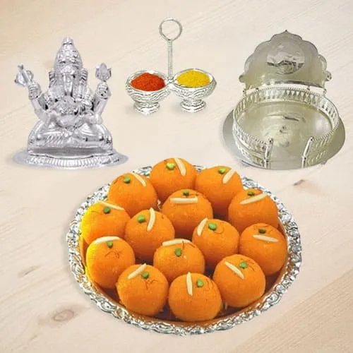 Send Online Ganeshji Hamper with Sweets