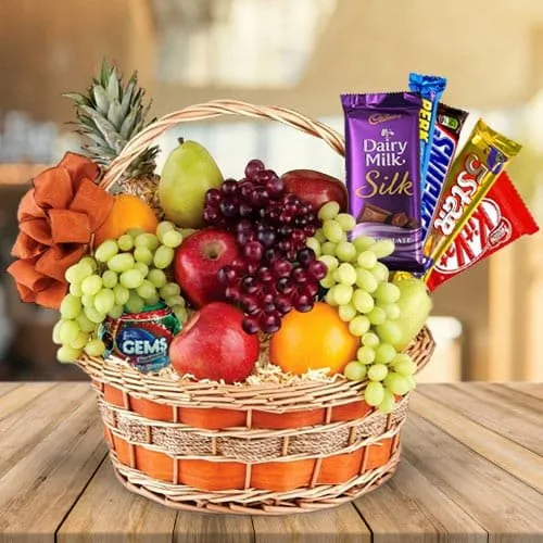 Enticing Gift Hamper of Assorted Chocolates n Fresh Fruits