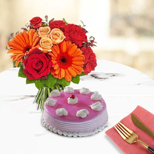 Appetizing Strawberry Cake n Flowers for Anniversary