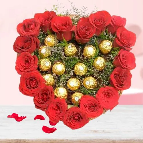 Impressive Bouquet of Roses n Ferrero Rocher in Heart Shape	