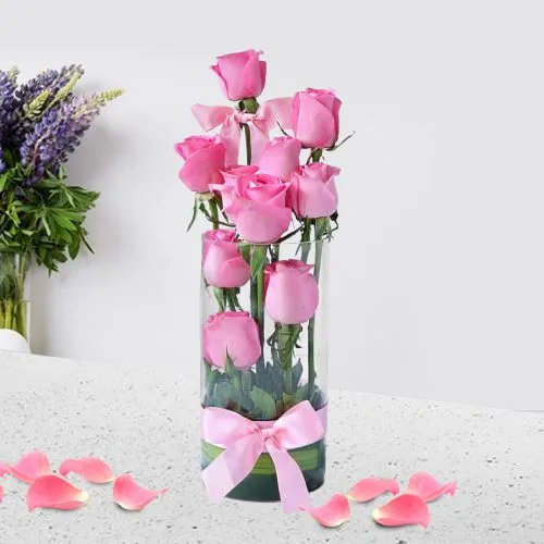 Magnificent 10 Pink Roses in Vase