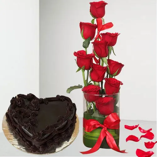 Fantastic Combo of Red Roses in Vase n Heart Shape Chocolate Cake