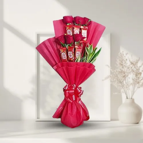 Attractive Valentine Gift Bouquet of Midnight Love at 12