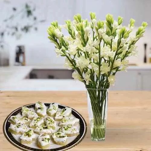 Garden Fresh Rose Bunch with Delicious Sandesh