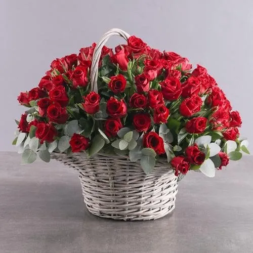 Send Exclusive Red Dutch Roses Arrangement for Mom 