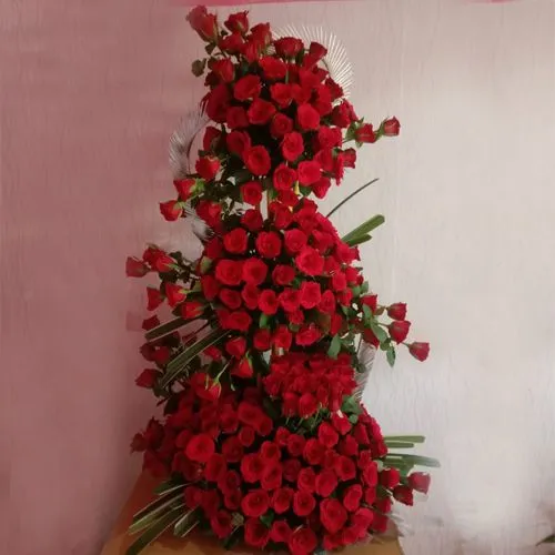 Buy Impressive Tall Arrangement of Red Roses Online