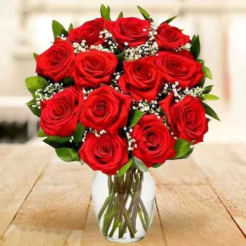 Sophisticated Red Rose Bunch in a Glass Vase
