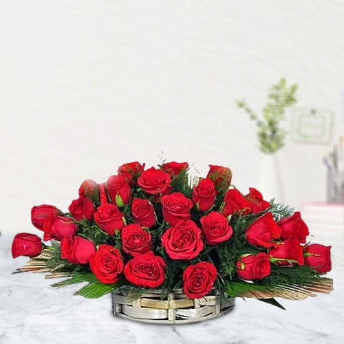 Luxurious Arrangement of Red Coloured Roses<br>