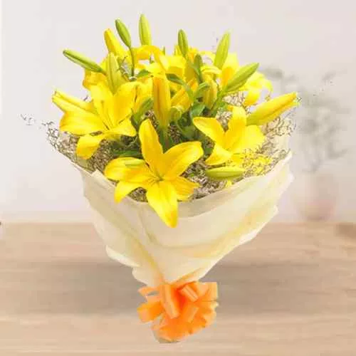Beautiful Bouquet of 6 Blooming Lilies