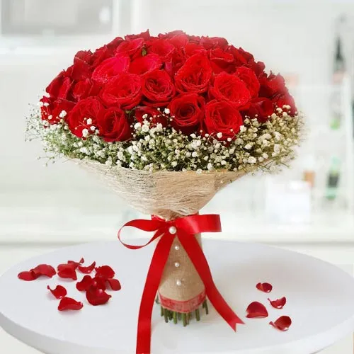 Deliver Stunning Roses Bouquet in Tissue Wrapping 