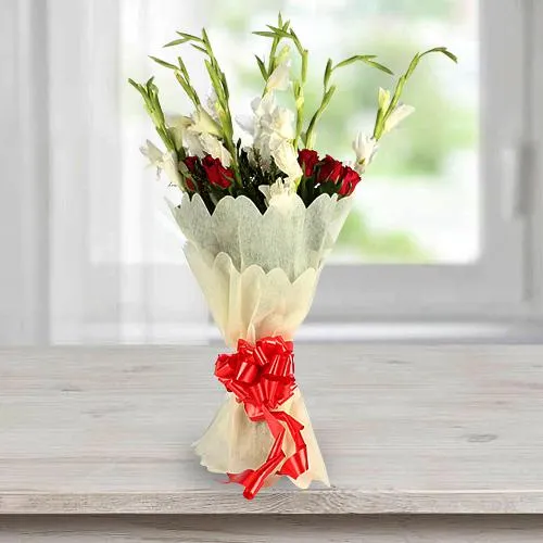 Deliver Amazing Bouquet of Gladiolus N Roses in Tissue Wrap