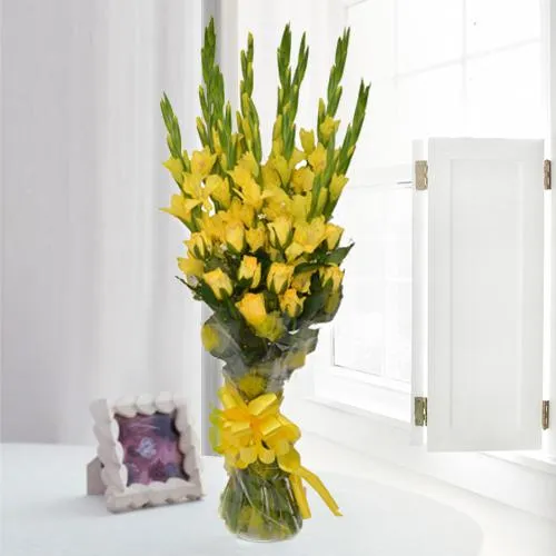 Buy Magnificent Yellow Flower Bouquet of Gladiolus n Roses