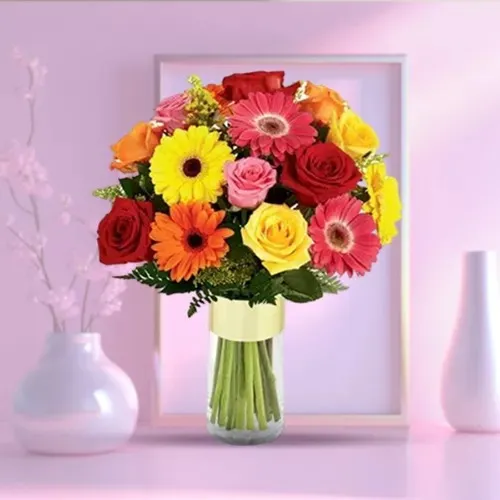 Shop Fabulous Glass Vase Presentation of Gerberas N Roses