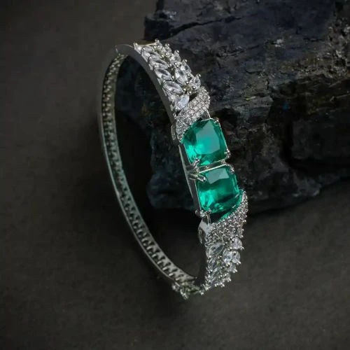 Bracelet with sparkling turquoise stones at the centre