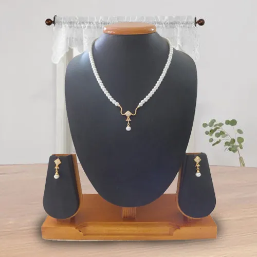 Eye Catching Pearl Pendant Set with Earrings