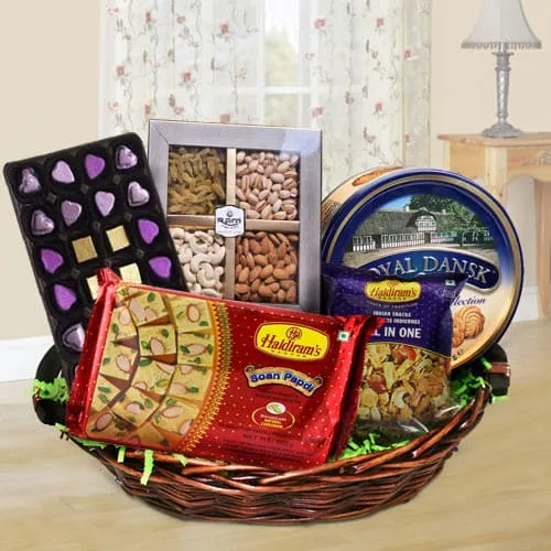 Exquisite Family-Friendly Snacks Hamper